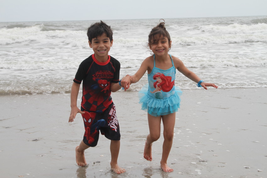 siblings_beach_summer
